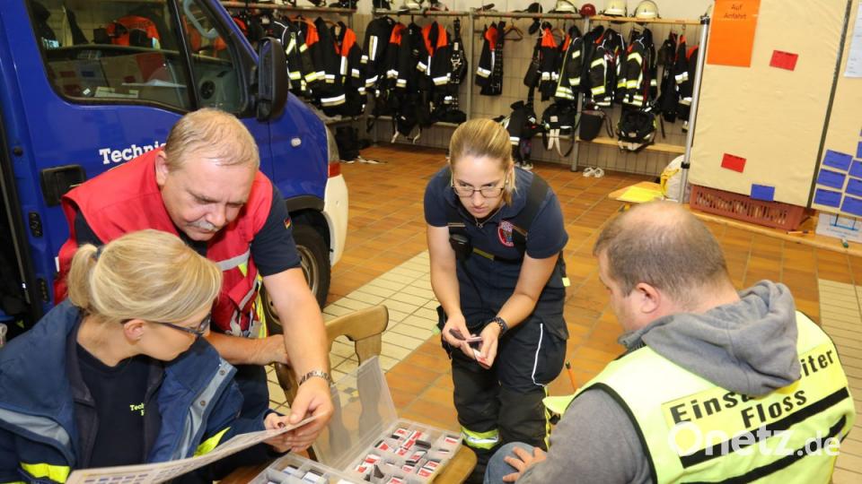 Bei einer praktischen Übung in Floß vertiefen alle Einsatzkräfte ihre Kenntnisse. Bild: exb