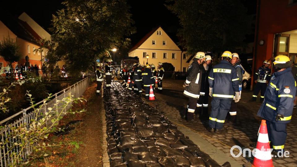 Bei einer praktischen Übung in Floß vertiefen alle Einsatzkräfte ihre Kenntnisse. Bild: exb