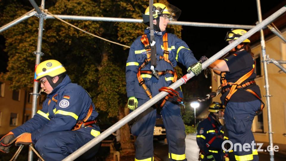 Bei einer praktischen Übung in Floß vertiefen alle Einsatzkräfte ihre Kenntnisse. Bild: exb