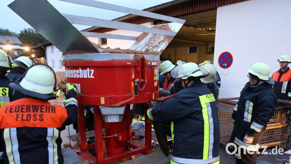 Bei einer praktischen Übung in Floß vertiefen alle Einsatzkräfte ihre Kenntnisse. Bild: exb
