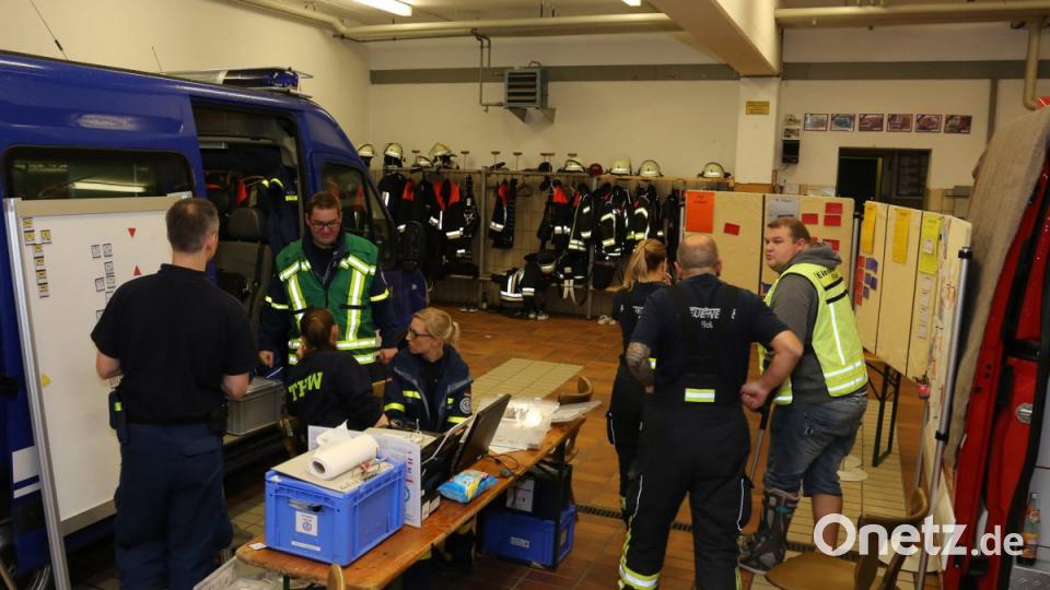 Bei einer praktischen Übung in Floß vertiefen alle Einsatzkräfte ihre Kenntnisse. Bild: exb