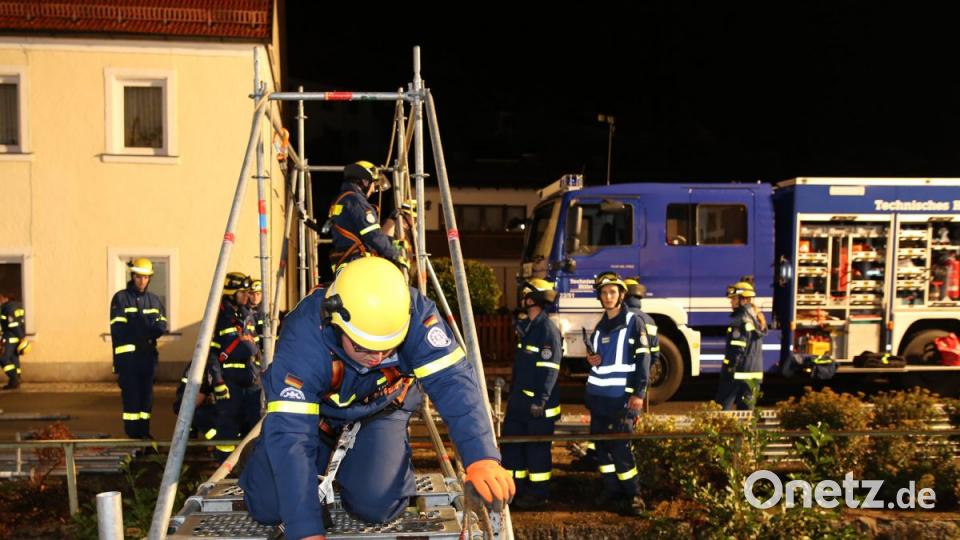 Bei einer praktischen Übung in Floß vertiefen alle Einsatzkräfte ihre Kenntnisse. Bild: exb