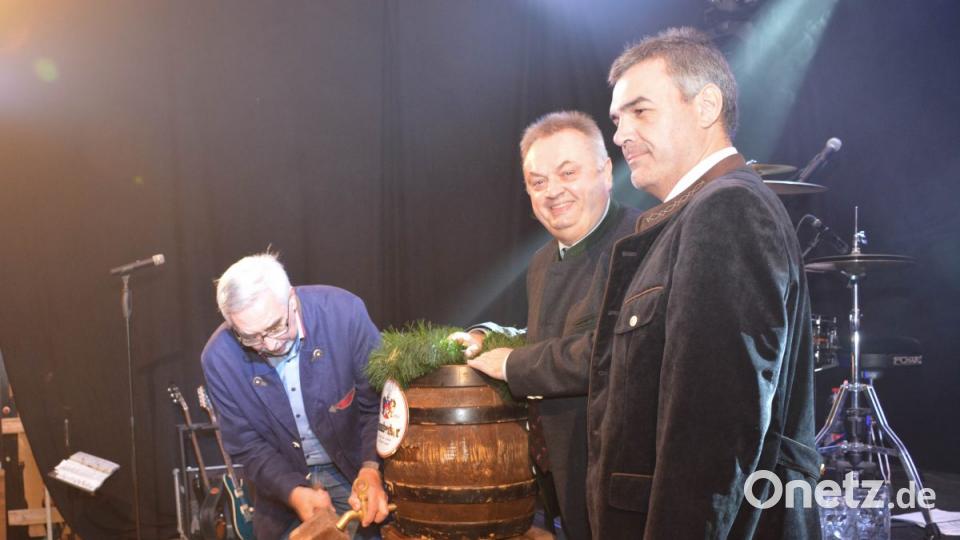 Bürgermeister Manfred Rodde zapft das erste Fass Bier an. Bild: Freya Stöckl