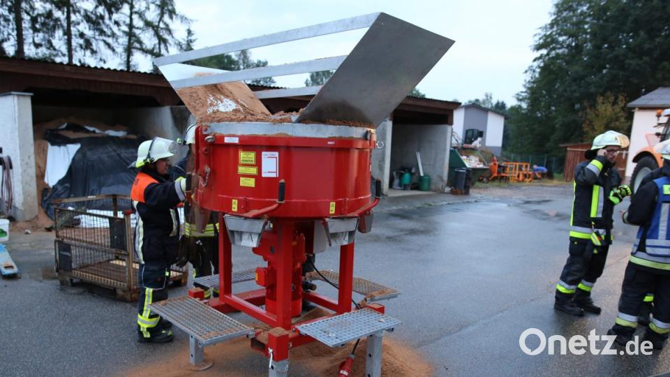 Bei einer praktischen Übung in Floß vertiefen alle Einsatzkräfte ihre Kenntnisse. Bild: exb