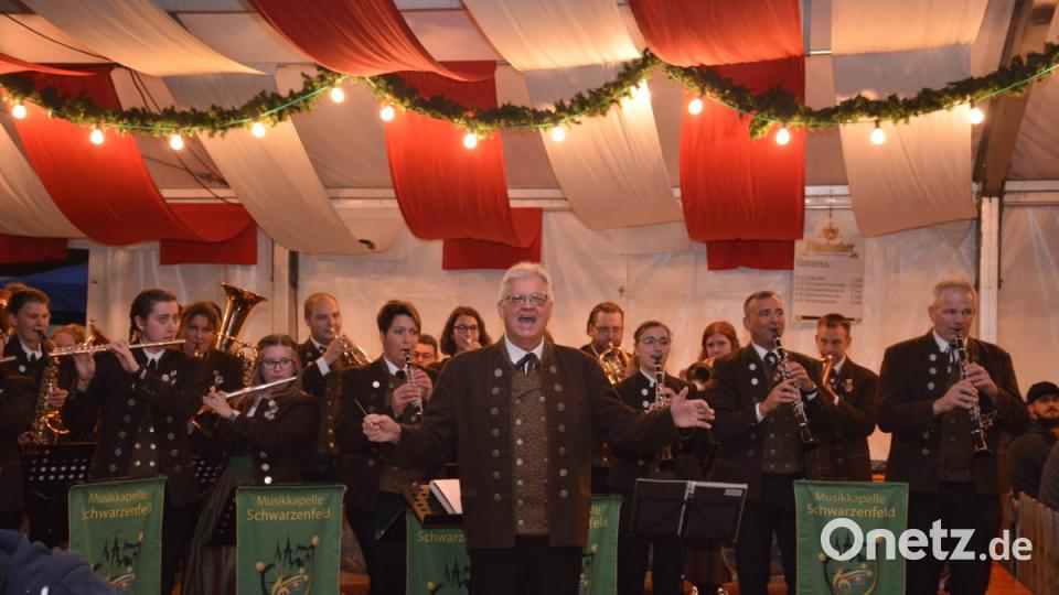 Die Musikkapelle Schwarzenfeld sorgte im Festzelt für prima Stimmung Bild: Freya Stöckl