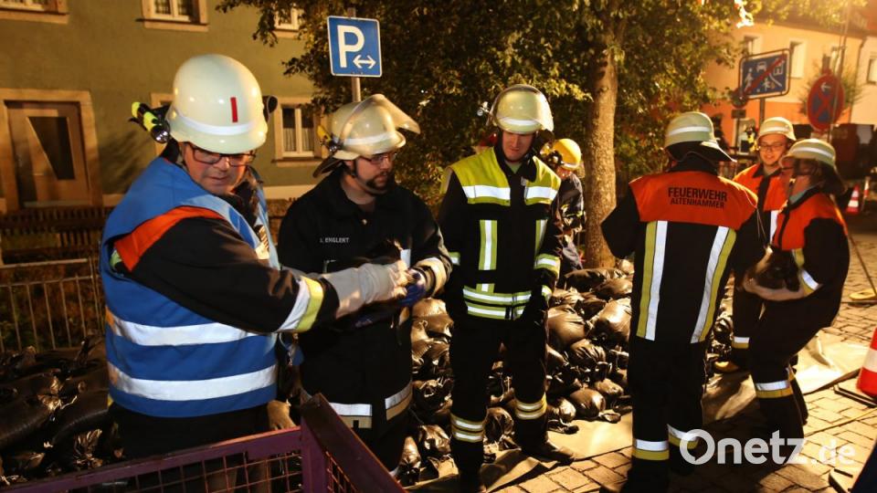 Bei einer praktischen Übung in Floß vertiefen alle Einsatzkräfte ihre Kenntnisse. Bild: exb