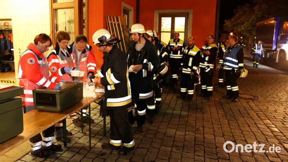 Bei einer praktischen Übung in Floß vertiefen alle Einsatzkräfte ihre Kenntnisse. Bild: exb