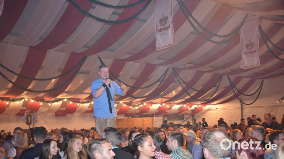 Sichtlich Spaß hatte Sänger Christoph, als er kurzerhand auf die Biertische sprang und für seine Fans sang. Bild: Freya Stöckl
