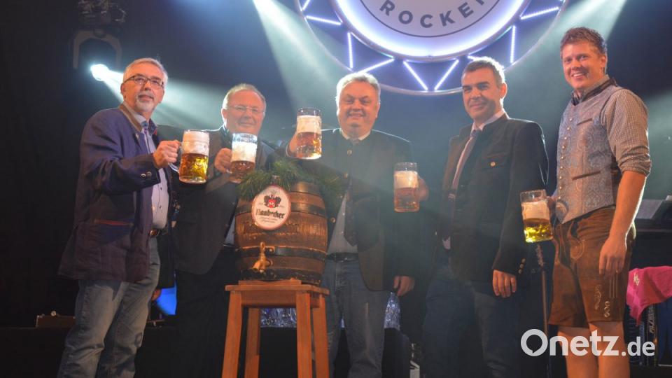 Mit frischgezapften Festbier stießen die Ehrengäste auf die Kirwa an. Bild: Freya Stöckl