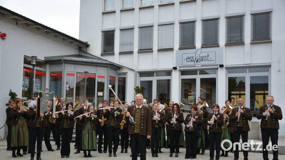 Standkonzert der Musikkapelle Schwarzenfeld unter der Leitung des Kapellmeisters Josef Lobenhofer"Am Kreuz" in Schwarzenfeld Bild: Freya Stöckl