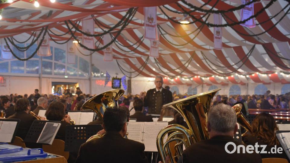 Abba-Klassiker einmal instrumental dargeboten, sorgten für gute Stimmung. Die Musikkapelle Schwarzenfeld musizierte vor vollem Festzelt. Bild: Freya Stöckl