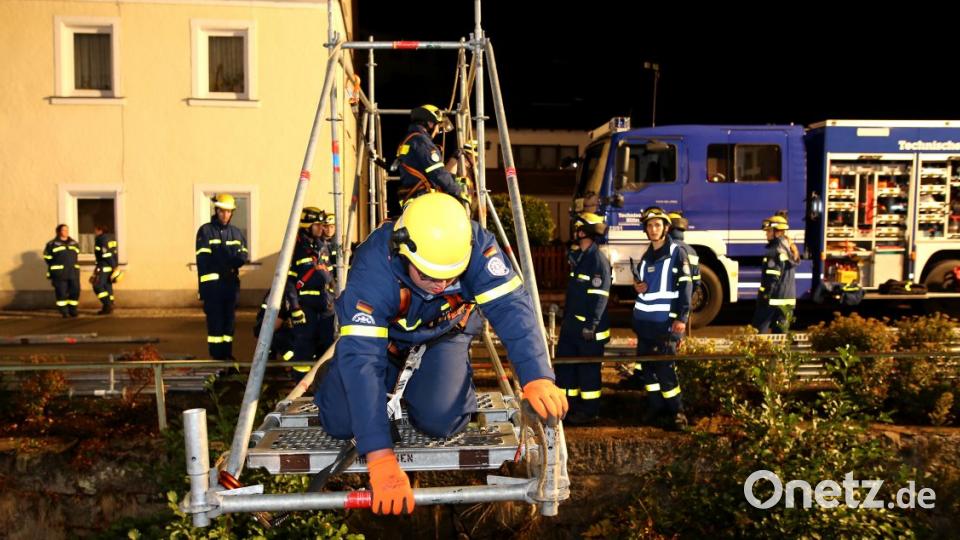 Bei einer praktischen Übung in Floß vertiefen alle Einsatzkräfte ihre Kenntnisse. Bild: exb