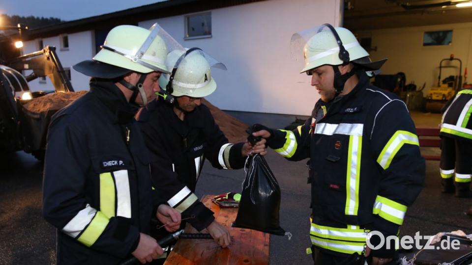 Bei einer praktischen Übung in Floß vertiefen alle Einsatzkräfte ihre Kenntnisse. Bild: exb