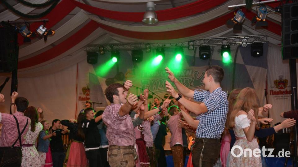 Die Musiker vom "Froschhaxn Express" sorgten bereits am Freitag für gute Stimmung im Zelt. Bild: Freya Stöckl