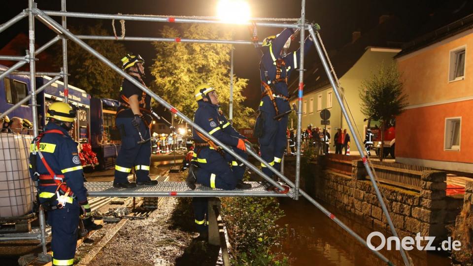 Bei einer praktischen Übung in Floß vertiefen alle Einsatzkräfte ihre Kenntnisse. Bild: exb
