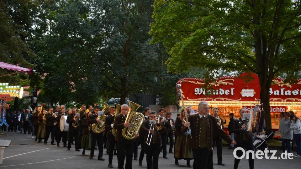 Angeführt von der Musikkapelle unter Leitung von Josef Lobenhofer zogen die Vereine ins Festzelt ein. Bild: Freya Stöckl