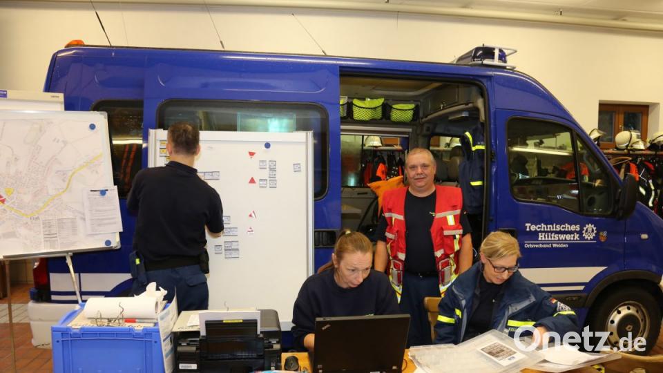Bei einer praktischen Übung in Floß vertiefen alle Einsatzkräfte ihre Kenntnisse. Bild: exb