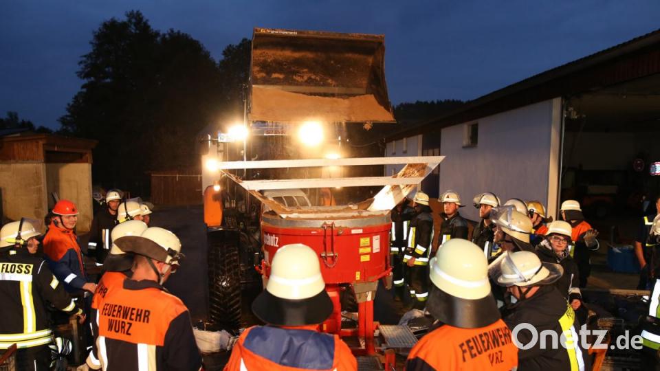 Bei einer praktischen Übung in Floß vertiefen alle Einsatzkräfte ihre Kenntnisse. Bild: exb