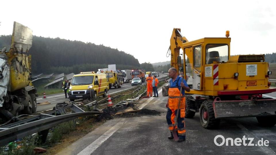Ein Teerlaster kippt nach einem Reifenplatzer auf der A3 um und mehrere Tonnen heißer Teer ergießen sich auf die Autobahn. Bild: Alexander Auer