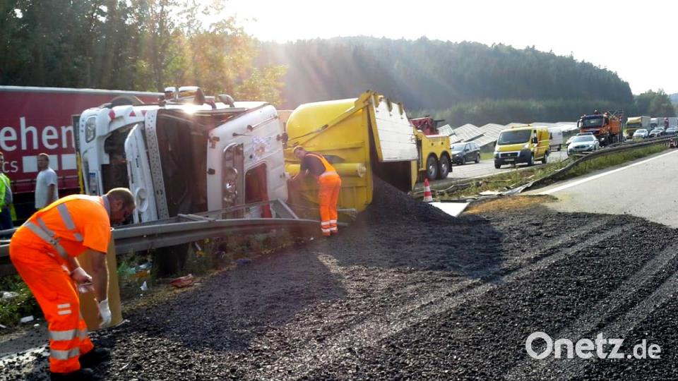 Ein Teerlaster kippt nach einem Reifenplatzer auf der A3 um und mehrere Tonnen heißer Teer ergießen sich auf die Autobahn. Bild: Alexander Auer