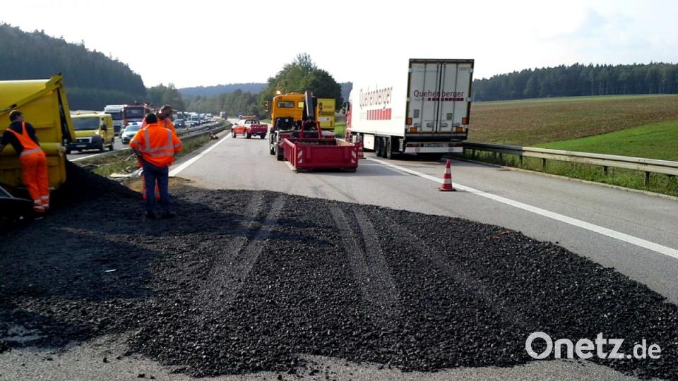 Ein Teerlaster kippt nach einem Reifenplatzer auf der A3 um und mehrere Tonnen heißer Teer ergießen sich auf die Autobahn. Bild: Alexander Auer