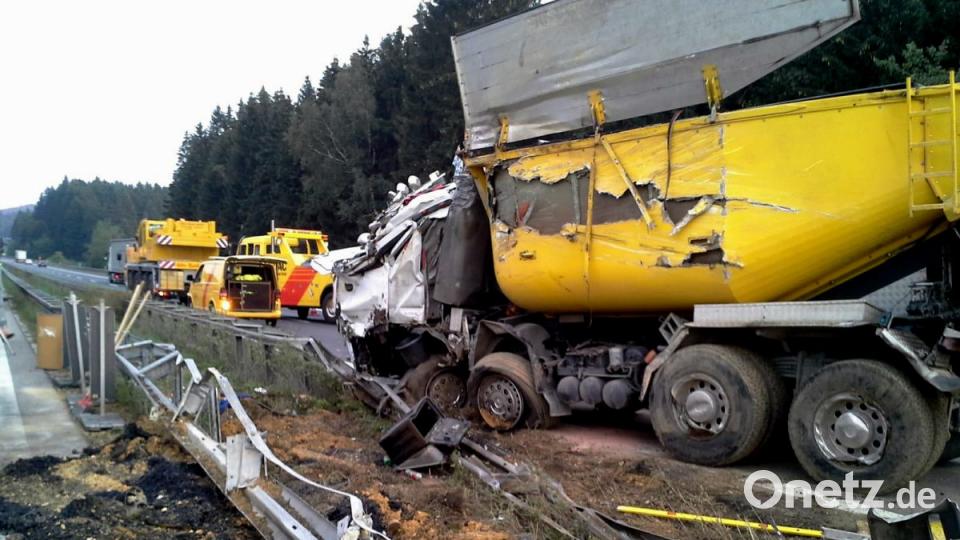 Ein Teerlaster kippt nach einem Reifenplatzer auf der A3 um und mehrere Tonnen heißer Teer ergießen sich auf die Autobahn. Bild: Alexander Auer