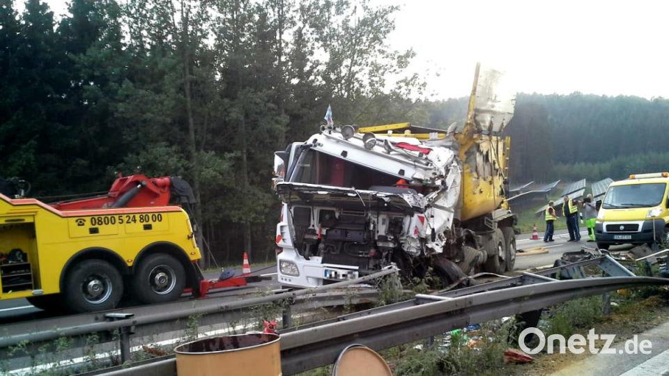 Ein Teerlaster kippt nach einem Reifenplatzer auf der A3 um und mehrere Tonnen heißer Teer ergießen sich auf die Autobahn. Bild: Alexander Auer