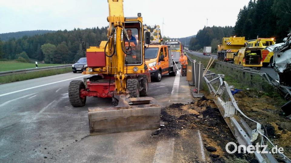 Ein Teerlaster kippt nach einem Reifenplatzer auf der A3 um und mehrere Tonnen heißer Teer ergießen sich auf die Autobahn. Bild: Alexander Auer