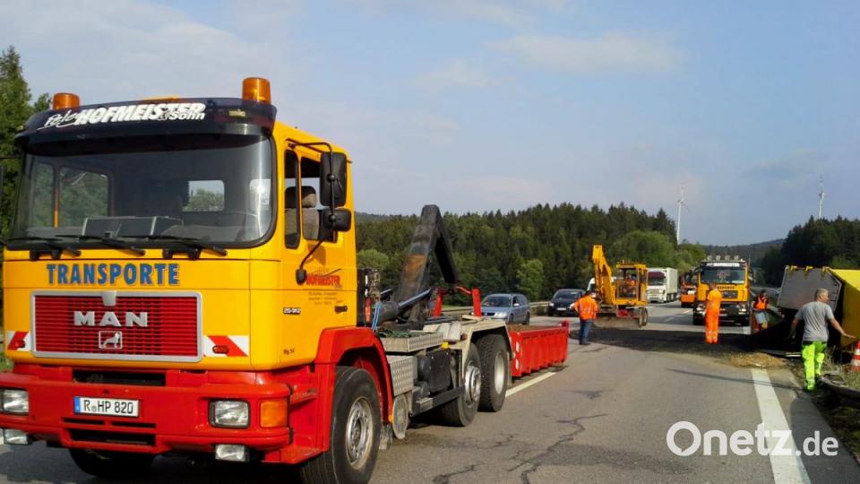 Ein Teerlaster kippt nach einem Reifenplatzer auf der A3 um und mehrere Tonnen heißer Teer ergießen sich auf die Autobahn. Bild: Alexander Auer