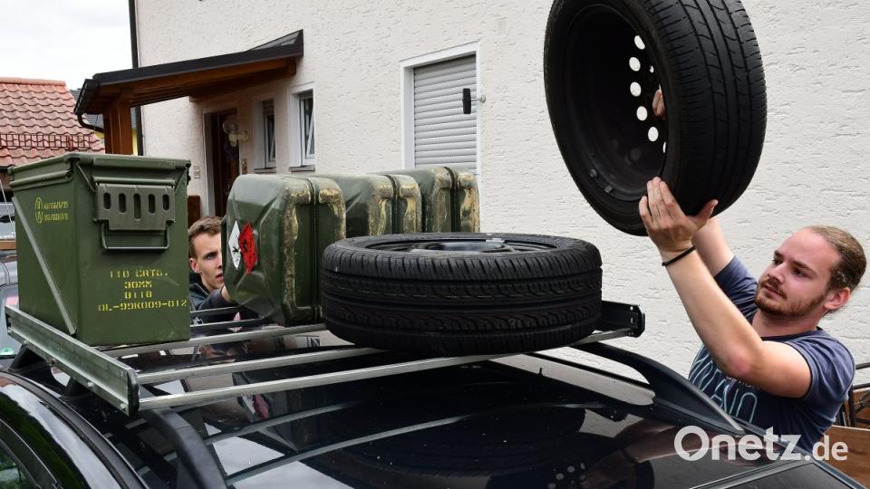 Wichtige Rallye-Hardware: Genügend Benzinkanister und Reserveräder müssen mit. Unbedingt. Bild: Petra Hartl