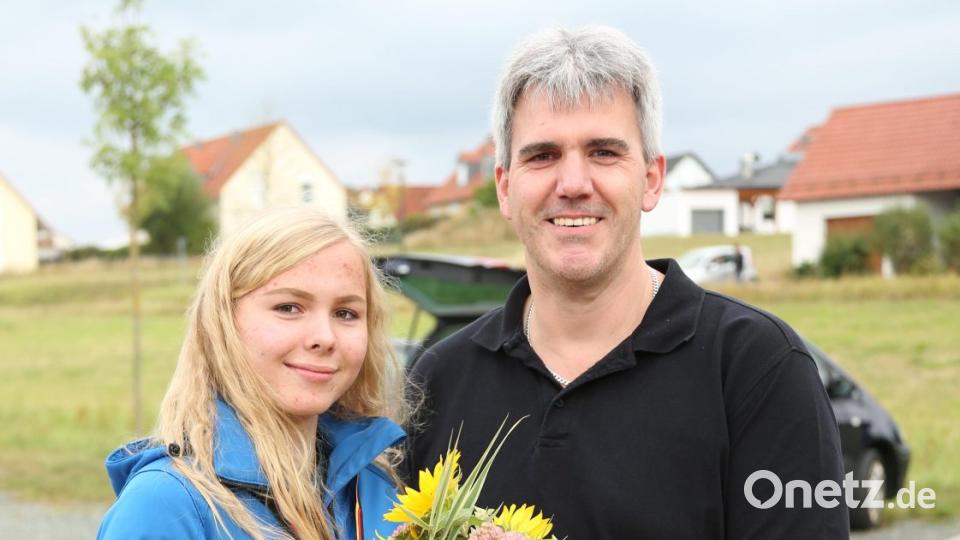 Vom Vereinsvorsitzenden Wolfgang Raps gibt es bei der Begrüßung nicht nur Glückwünsche sondern auch einen Blumenstrauß. Bild: hwk