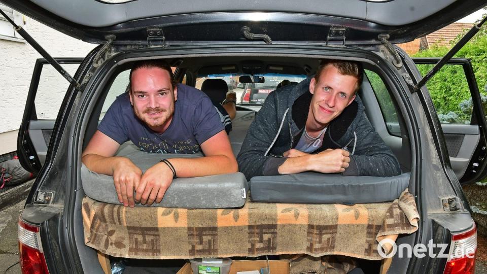Das Probeliegen in dem Kia-Kombi macht Laune. Moritz Termer (links) und Rico Winter probieren jedoch die Luxusversion mit einer zwei Meter langen Liegefläche aus. Wer im Hyundai schläft, hat nur 1,70 Meter zur Verfügung. Bild: Petra Hartl