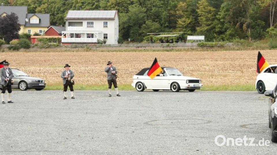 Mit einem Autocorso, wehenden Deutschlandfahnen und einem Hubkonzert geht es durch Kastl. Dort werden die Teilnehmer der deutschen Meisterschaft von den Kastler Böllerschützen empfangen. Bild: hwk