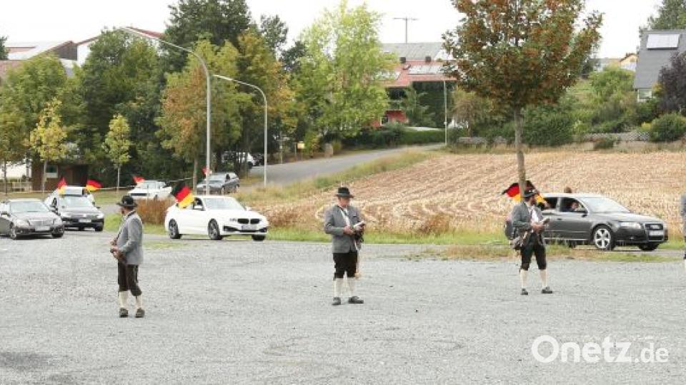 Mit einem Autocorso, wehenden Deutschlandfahnen und einem Hubkonzert geht es durch Kastl. Dort werden die Teilnehmer der deutschen Meisterschaft von den Kastler Böllerschützen empfangen. Bild: hwk
