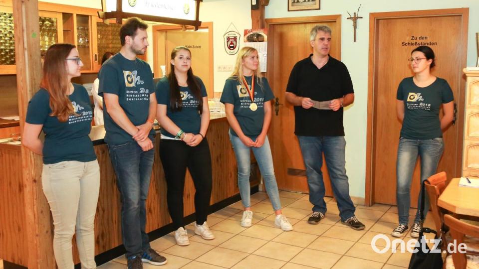 Vorsitzender Wolfgang Raps (Zweiter von rechts) informiert über die zahlreichen Ergebnisse der einzelnen Schützen Maria Kausler, Michael Buchbinder, Luisa Stahl, Elena Zimmermann (von links) und Lena Stahl (rechts). Bild: hwk