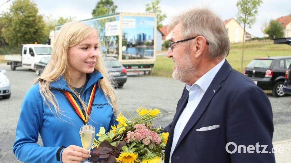 Bürgermeister Josef Etterer überbringt im Namen der Gemeinde die besten Glückwünsche. Bild: hwk