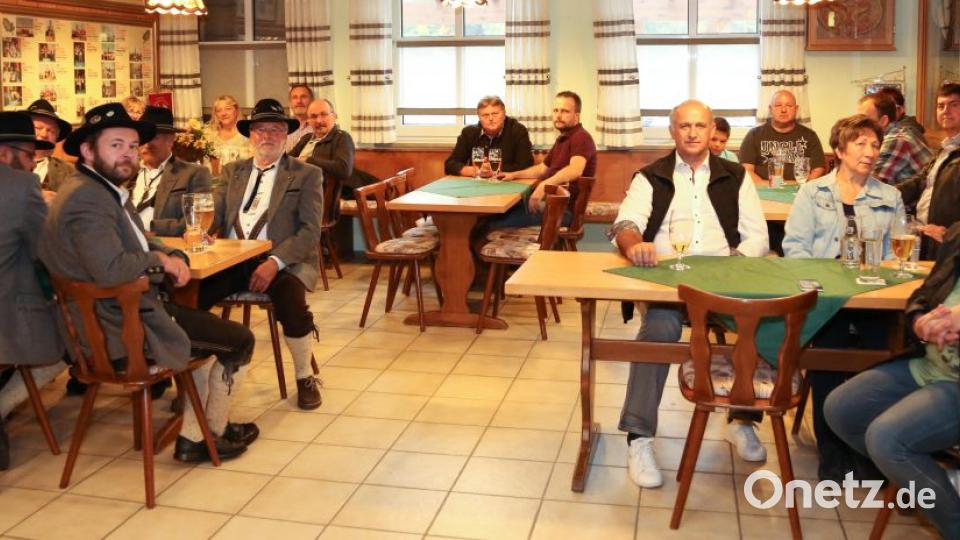 Zahlreiche Schützen, Mitglieder, Freunde und Verwandte freuen sich mit der deutschen Vizemeisterin über den Erfolg bei der Deutschen Meisterschaft. Nach dem Sektempfang geht es weiter zum offiziellen Teil in die Wirtsstube im Schützenheim. Bild: hwk