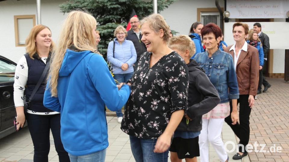 Groß ist die Freude, als Elena Zimmermann am Sonntagabend in Kastl ankommt, dementsprechend viele Hände gibt es zu schütteln. Bild: hwk