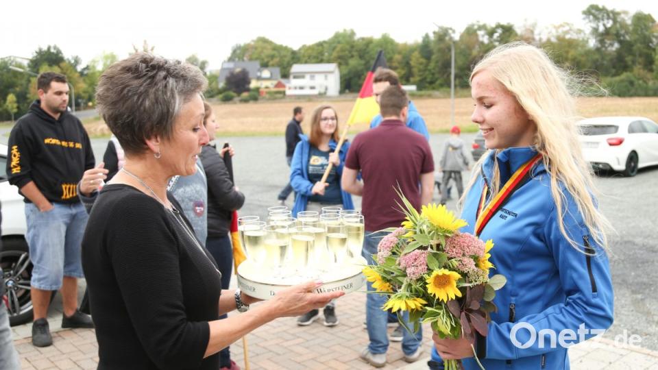 Zum Empfang gibt es für jeden ein Glas Sekt um auf den Erfolg anzustoßen - natürlich auch für Elena Zimmermann. Bild: hwk