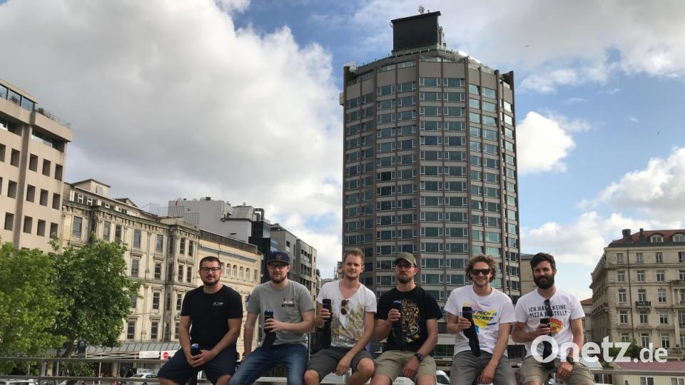 Die "Wandering Otters" im Fahrerlager am Taksim-Platz. Bild: sne