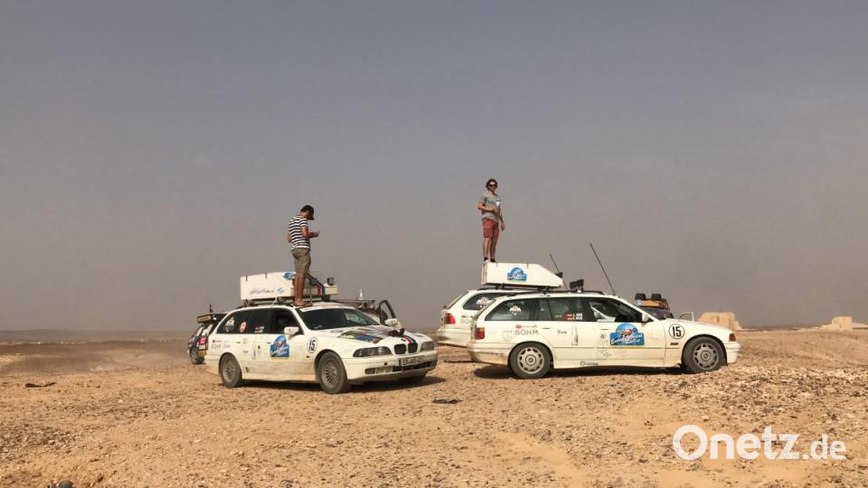 Bei 45 Grad Hitze genoss man jede Pause und sah sich vom Dach der Autos schon mal in der Wüste vonJordanien um. Bild: sne