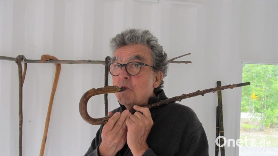 Kunstvereinsvorsitzender Heiko Hermann demonstriert hier einen multifunktionalen Spazierstock, der sich auch als Flöte benutzen lässt. Zusätzlich verbirgt sich im hölzernen Inneren noch eine gefährliche Waffe. Bild: bl