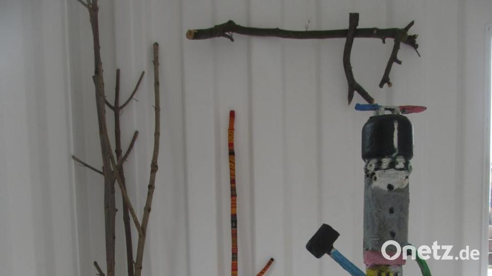 Vom Ast zum Stock in der Kunst: Auch das ist ein Aspekt der Ausstellung. Im Vordergrund eine Skulptur von Axel Heil. Bild: bl