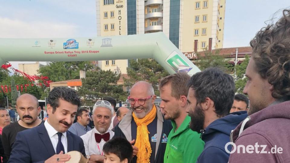 Staatsminister Faruk Çelik nahm die Musikinstrumente in Empfang. Bild: sne