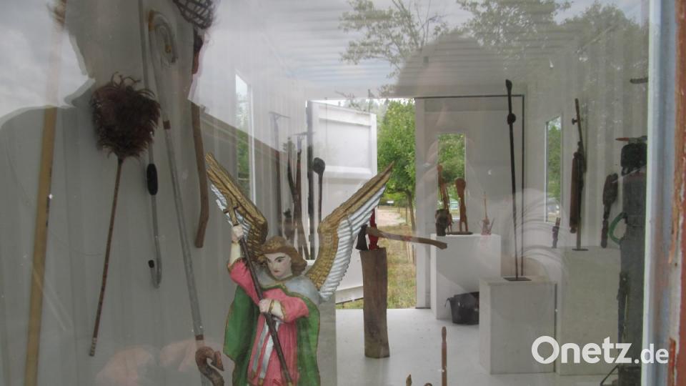 Wegen seiner Lanze hat auch dieser Engel aus Pertolzhofen einen Platz in der Sammlung gefunden. Bild: bl