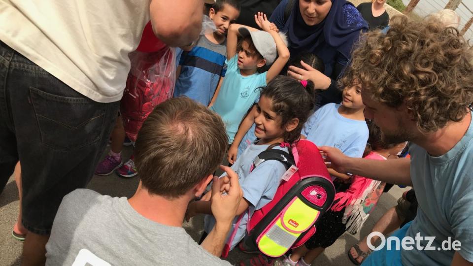 Freundschaften schließen und der wohltätige Zweck standen mit im Vordergrund der Rallye. Der neue Schulranzen brachte diese Mädchen in Tel Aviv zum Strahlen. Bild: sne