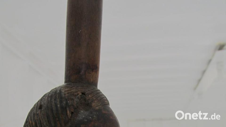 Ein geschnitzter Kopf ziert diesen Stock aus Afrika. Bild: bl