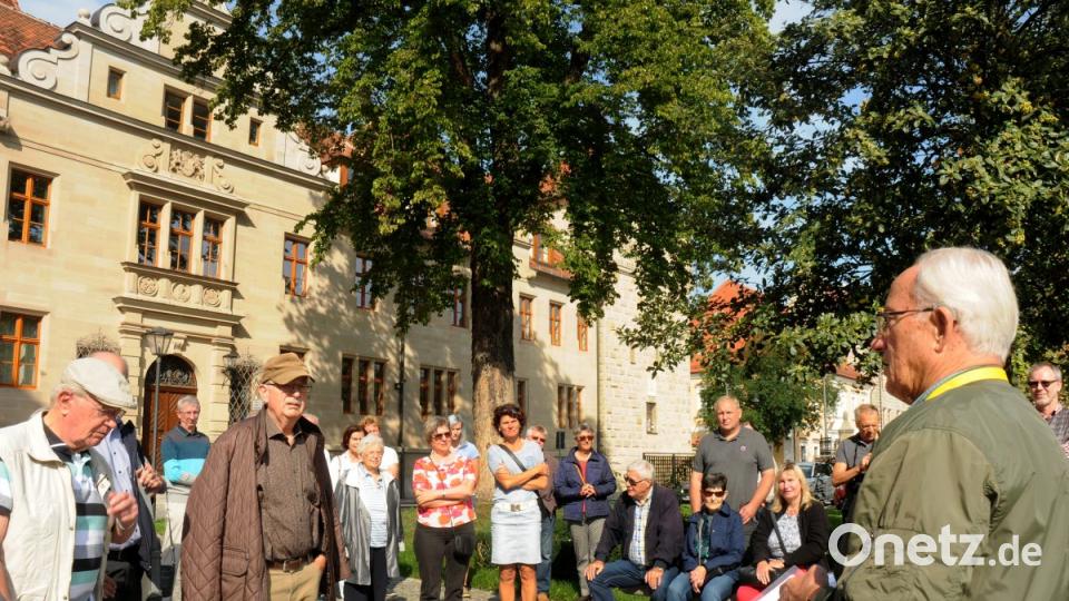 Heute residiert der Landrat im Kurfürstlichen Schloss: Kreisheimatpfleger Dieter Dörner bringt den Besuchern der Führung „Von der Alten Veste zum Kurfürstlichen Schloss“ die Historie eines Bauwerks in Amberg näher, in dem einst europäische Geschichte gestaltet wurde. Bild: Stephan Huber