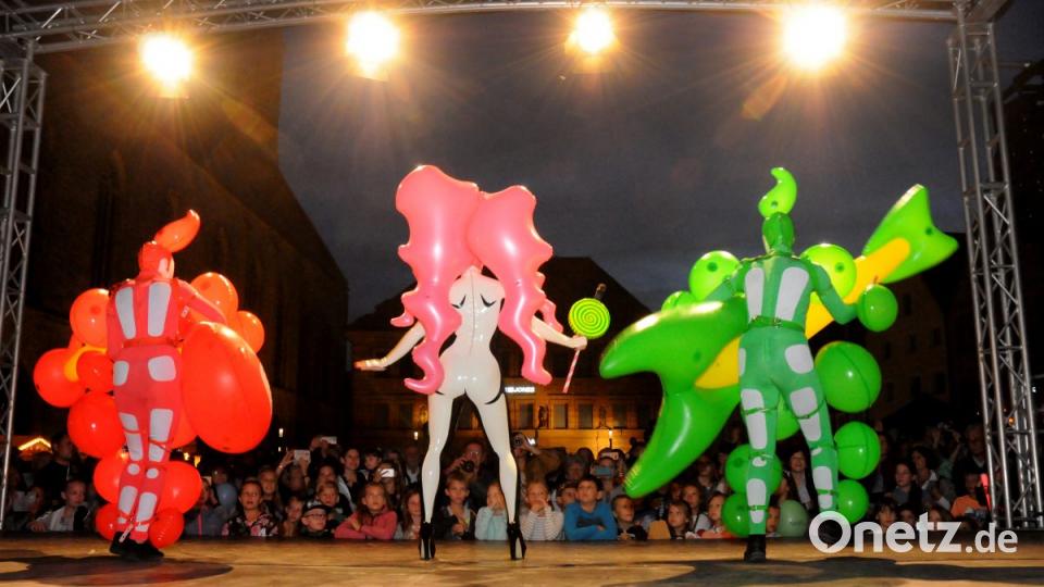 Der schrillste Auftritt der Luftnacht: Sasha Frovola zieht die Besucher mit ihren Latex-Outfits in den Bann. Bild: Stephan Huber