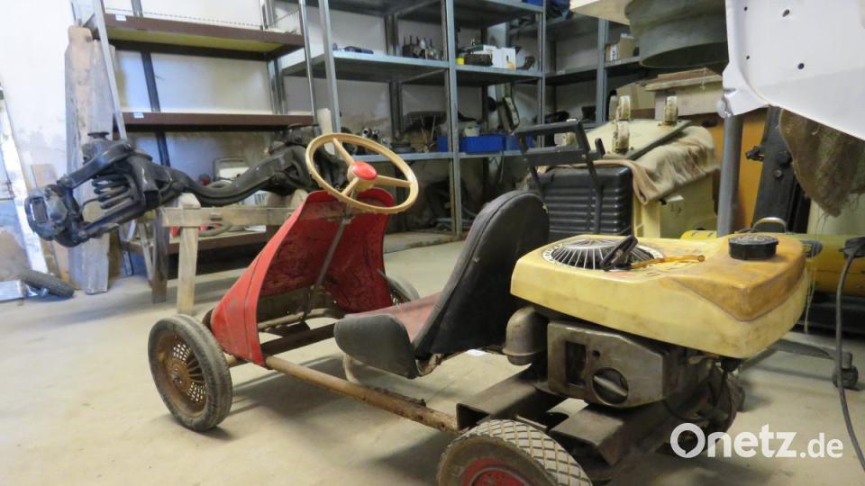 Auch manche Kuriosität befindet sich in der Sammlung von Gisbert Schulwitz. Dieses Kinder-Kettcar wurde mit einem Rasenmähermotor aufgemotzt. Bild: ubb